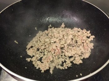 step3: 蒸豆腐期間可以同時準備瑤柱豬碎汁。
先用中火炒香豬肉碎，大約到豬肉7-8成熟