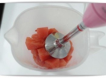 step2: 其他的西瓜塊用攪拌棒或果汁機打成果汁:)