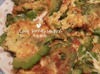 step4: 燒熱油鑊, 爆香蒜蓉, 加入涼瓜炒2分鐘至軟及乾身, 轉中火及加入蛋液, 煎至金黃, 即成涼瓜煎蛋