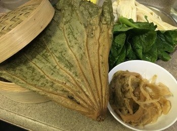 step1: 荷葉先在鑊子中燒熱水, 將荷葉汆水烚至軟身約1-2分鐘, 取出瀝乾備用, 菜心沖洗後瀝乾, 梅菜浸水一會洗淨切粒