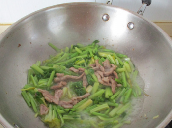 step5: 接著下鹽，下炒熟的豬肉一起翻炒均勻。