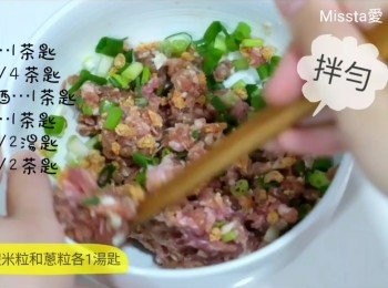 step2: 免治豬肉加入<span class="group_2">醃料</span>攪勻，加入蝦米粒和蔥花拌勻。