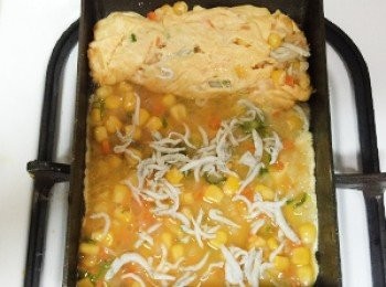 step5: 使用中小火加入少許油熱鍋後，加入一匙蛋液(盛湯使用的大湯匙），撒上適量的吻仔魚，待邊緣熟了後將蛋捲起，並推至鍋子最前端，再加入適量的油，再加入一匙蛋液，再撒上適量的吻仔魚，重複的動作直到蛋捲達到適當的厚度即可。