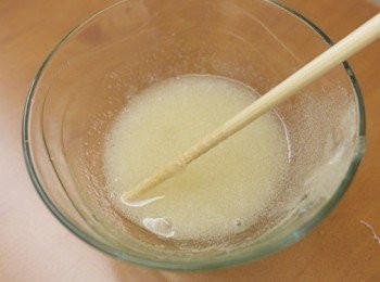 step2: 先將吉利丁粉加1大匙熱水攪拌融化。