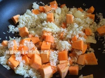step3: 放入意大利米、蕃薯和紅蘿蔔一起炒一會，
