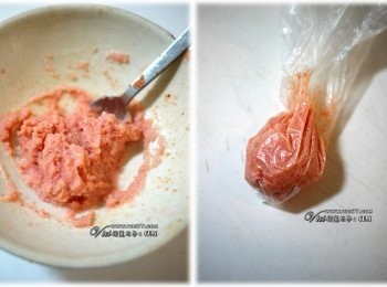 step1: 擠入適量沙拉至去膜後明太子，拌勻後裝入塑膠帶後，剪一小洞