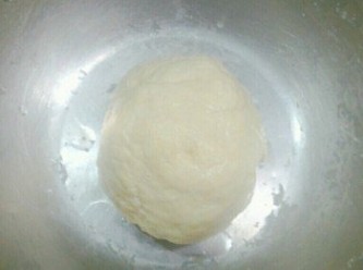 step2: 再將麵粉揉大約五分鐘讓它均勻成團後備用.
