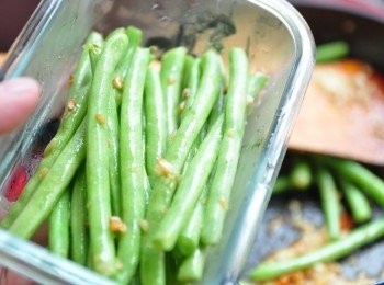 step4: 加入鹽巴調味後直接放入樂扣樂扣長形保鮮盒