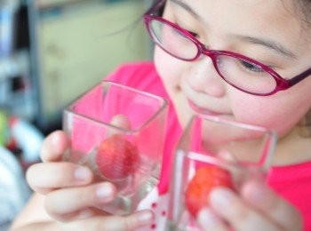 step4: 接著請女兒QQ大廚準備將微溫果茶倒入杯中