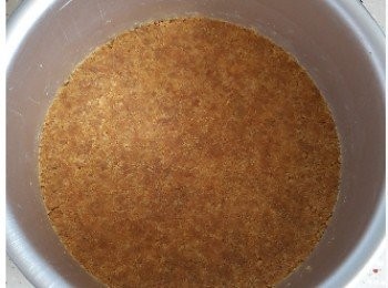 step1: 消化餅壓碎，加入已座溶的牛油液拌勻，壓在六吋活動餅模上。