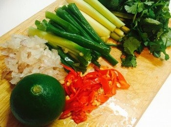 step2: 乾葱切碎，葱切段。剝走香茅最外較硬的一層，香茅頭先用刀拍扁令其更加出味，然後切段。其中兩隻指天椒先剖開去籽，將所有指天椒切粒。芫茜莖切碎，芫茜葉略切。青檸切半，所有材料備用。