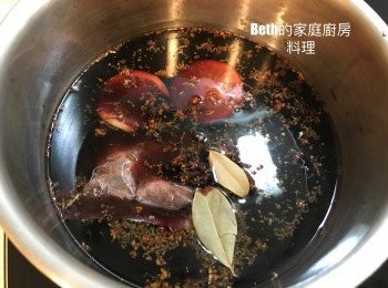 step2: 鍋中加入紅酒、水、香料包、細砂糖、檸檬皮、香吉士皮、月桂葉煮至滾
