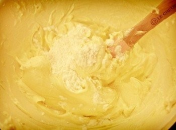 step3: 倒入鮮奶油拌勻後加入玉米粉拌勻~攪拌至無粉狀唷^^