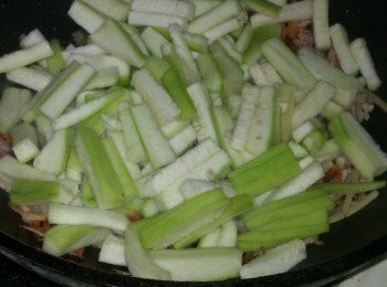 step5: 接著絲瓜條全下鍋拌炒，放少許的水入鍋燒煮15秒，即可適當調味~