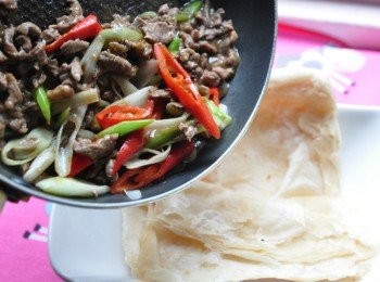 step7: 將炒好的牛肉絲包入燒餅中