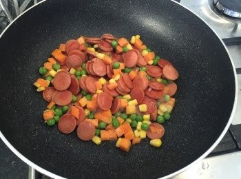 step2: 香腸切薄片，用中火煎香，再加入雜豆一齊炒均，大約3-4分鐘，上碟備用