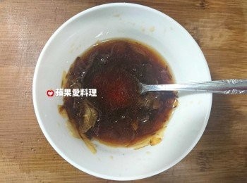 step3: 調配自己喜歡的醬汁。<span class="group_2">戀愛風味醬</span>和<span class="group_3">簡易和風醬</span>都好吃，想調其他配方也可以。