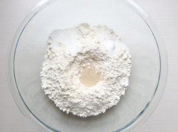step4: 加入酵母及糖和鹽。