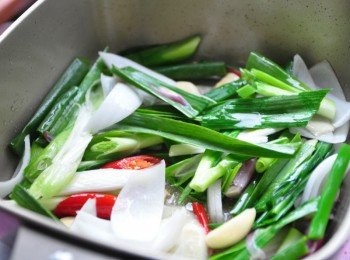 step3: 取適量玄米油加熱後，放入洋蔥片、紅蔥頭及蒜頭片、青蔥段、大蒜段、大小辣椒下鍋拌炒爆香，再加些香油入鍋