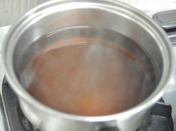 step3: 在鍋內煮沸600毫升水和糖，煮至糖完全溶化