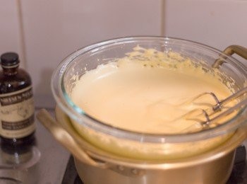 step4: 加入蜂蜜及雲尼拿油，再用中速多打3分鐘