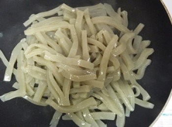 step3: 熱鍋放入蒟蒻墨玉板乾煎至表面乾燥後起鍋備用。