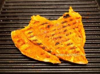 step3: 等雞肉入味後將雞肉下鍋煎熟。