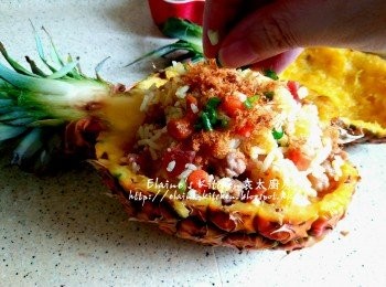 step16: 最後將菠蘿入面的水份用廚紙抹乾 , 將炒飯放入菠蘿內 , 再灑上肉鬆及蔥粒即可