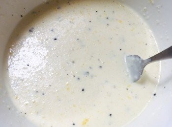 step1: 將蛋黃、忌廉、芝士、鹽和黑椒伴匀，備用。煙肉切粒，舞茸撕成小束。