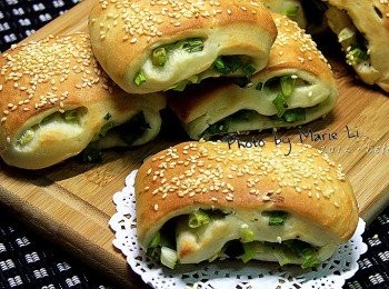 step7: 蔥燒餅鹹香的滋味真是太迷人了
刷上糖水的表皮酥脆香甜
吃得到滿口的芝麻香氣
內餡則是咬得到Q軟的麵身及滿口蔥香
會讓人意猶未盡，吃了還想再吃喔！！！