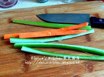 step4: 期間將西芹去纖維 , 甘旬去皮 , 西芹及甘旬均切成條狀