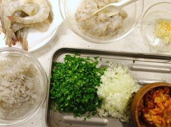 step1: 將12隻鮮蝦去殻去腸臟後切碎，餘下12隻鮮蝦需保留尾部。

泡菜、洋蔥及韭菜切碎。韓國粉絲放到滾水灼5分鐘後以剪刀剪碎。