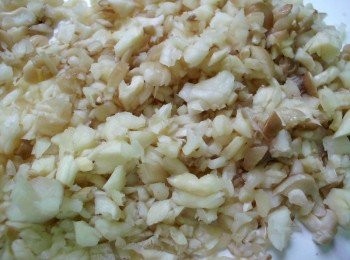 step2: 先把鴻喜菇切末狀(怕莞荽發現)