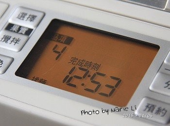 step2: 選擇麵包機《Mode4-速成吐司》模式
烤色設定為《淡》，按下《開始》鍵啟動麵包機

以往動作到此就可以等著吐司出爐了
可是，做出來的速成吐司真得不是很美味
所以這次我嘗試做了一個小小的動作