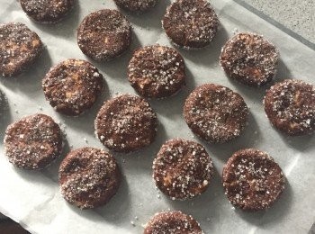 step7: 把包好的麵團在粗砂糖上滾一下，令麵團裹上一層糖。