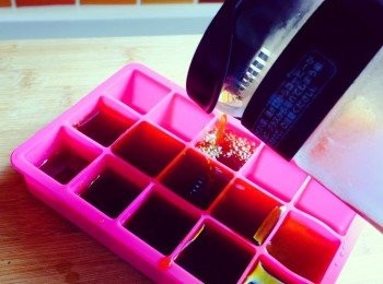 step3: 我喜歡把完成的cold brew coffee再雪成冰粒。