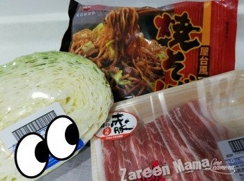 step1: 椰菜洗淨切絲。豚肉用少許鹽及麻油調味。