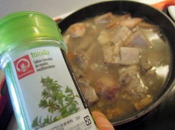 step4: 水滾後，撈浮泡。加進酒，鹽及香料。蓋鍋蓋，轉小火，悶煮2小時。