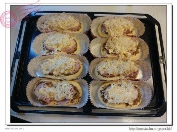 step10: 完成發酵後, 塗蛋液, 再塗一層蛋沙律在麵團表面, 最後放芝士。