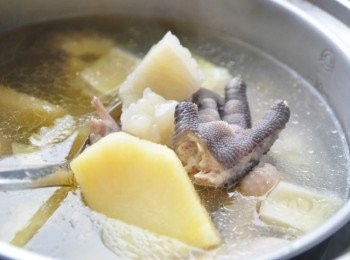 step4: 燉煮約40分鐘後，再加些鹽巴條位繼續燉煮至電源跳起即可