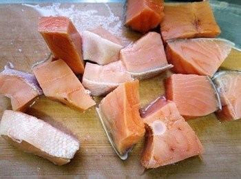 step4: 鮭魚切大塊狀(沒鮭魚也可以用自己喜愛的魚)