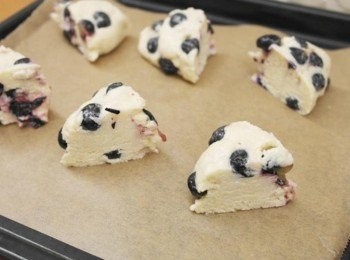 step5: 取出麵團切成六等分~~~放入預熱180度烤箱烤約25分鐘即可^^(這模樣看起來好像起士蛋糕!!)