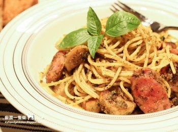 step6: 青醬做好的當晚，我簡單煮了義大利麵，另取一平底鍋將切片香腸煎熟，舀入3大匙青醬+3大匙煮麵水調開，最後將義大利麵放入混合均勻，快速完成一人份的青醬義大利麵:)