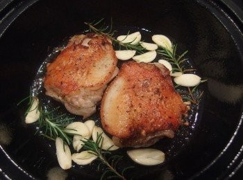 step5: 煎出金黃酥脆的外皮後,將雞腿排翻面繼續煎熟,同時放入蒜片及迷迭香一起香煎,釋出的雞油加上迷迭香和蒜片的香氣,會讓雞肉更美味。