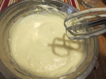 step2: 将鸡蛋和糖粉三次的打发成松奶白涨大（高速）。（要一次性的打发，中途不要停下。一直打发至捞起后低落的蛋糊呈线条状，滴落时表面不会立即消失。然后再用慢速搅打1分钟