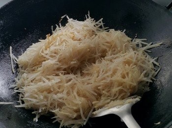 step3: 落油炒蘿蔔絲，加入調味料:冰糖、雞粉、鹽、胡椒粉(個人喜好的份量)。蘿蔔絲炒至透明，出水即可。