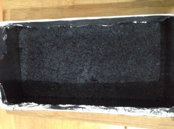 step1: Oreo餅去掉夾心，放入保鮮袋用麵棍擀碎，與融化的牛油混合均勻，倒入模具底部並壓實。