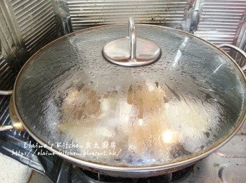 step7: 再加入八角 , 月桂葉及冰糖用中火煮滾 , 蓋上蓋轉慢火炆1小時