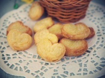 step8: 日本有款餅乾「源氏派」就是這樣呀，迷你版的更可愛 ❤ 好多小愛心，一起來數心心!!!