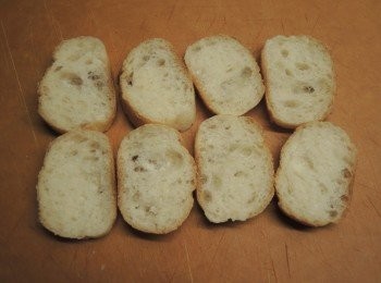 step4: 預熱焗爐180度。法包切成小塊。